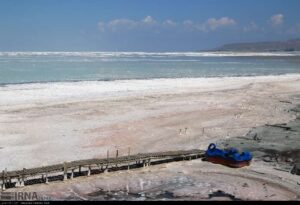 در اطراف دریاچه ارومیه برای خوشگذرانی چاه حفر می‌کنند!