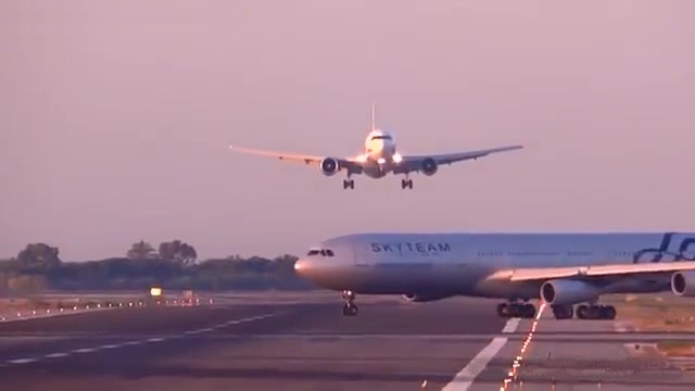 احتمال برخورد دو هواپیما در پی بی توجهی خلبان + ویدیو