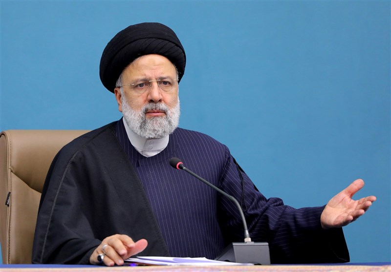 روحانی منتقد ابراهیم رئیسی از حرم امام خمینی بیرون انداخته شد! + ویدیو