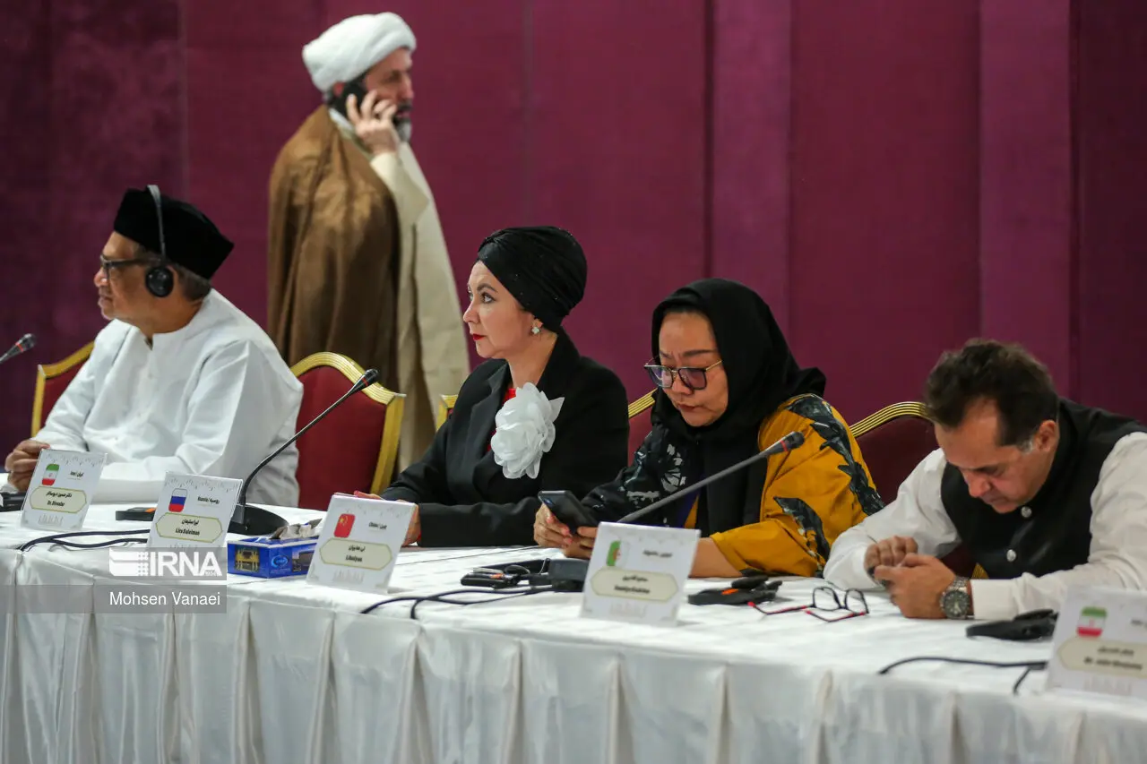 حجاب جنجالی یک زن در نشست قرآن تهران