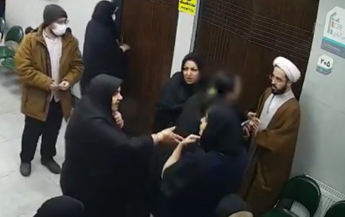 درگیری یک روحانی با یک زن جوان در بیمارستان قم + ویدیو