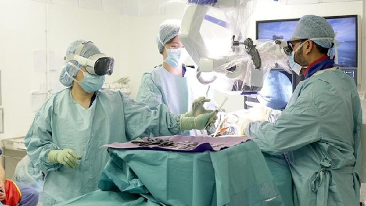 اولین عمل جراحی ستون فقرات با ویژن پرو اپل در لندن انجام شد