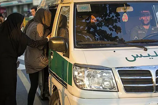 روزنامه اعتماد: پلیس طبق قانون حق ندارد زنی که روسری به سر ندارد را به زور سوار ون کند