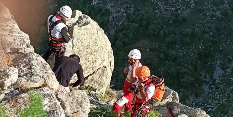 نجات جان 5 نفر مفقودی توسط نجاتگران هلال احمر در ارتفاعات قلعه بابک