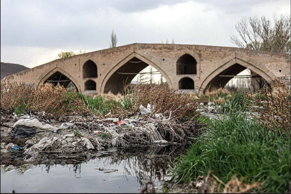 پل تاریخی میربهاءالدین زنجان به زباله‌دان تبدیل شده است!