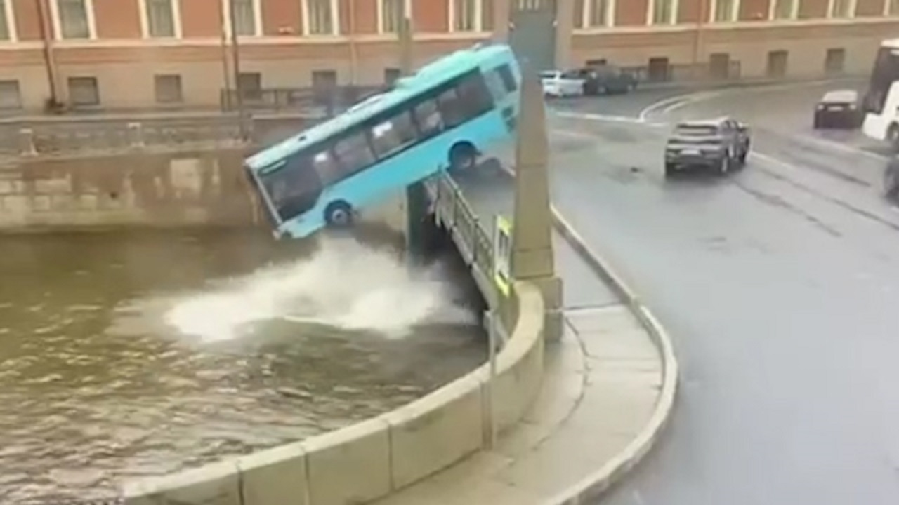 سقوط اتوبوس در سن پترزبورگ روسیه