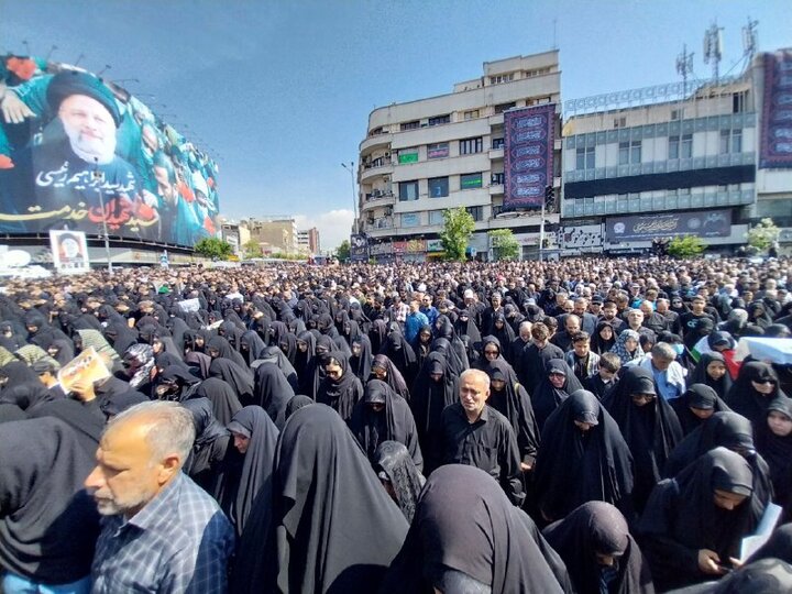 سیل جمعیت مردم تهران در تشییع شهدای خدمت