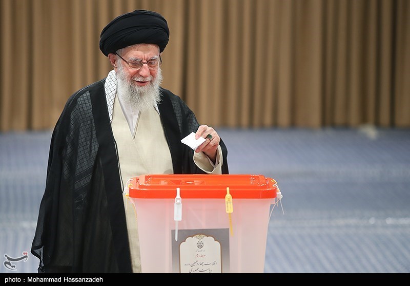 رهبر معظم انقلاب اسلامی رأی خود در مرحله دوم انتخابات ریاست جمهوری را به صندوق انداختند.