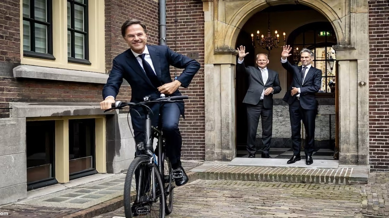 نسخت‌وزیر سابق هلند سمتش را واگذار کرد و با دوچرخه رفت + ویدیو