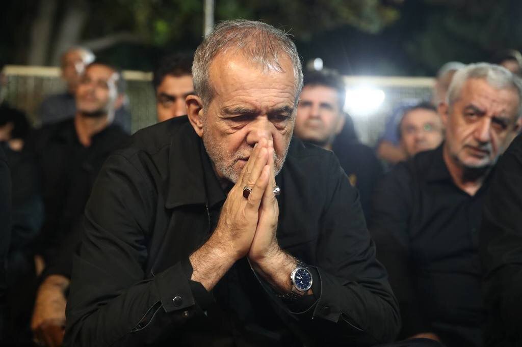 تصاویر حضور مسعود پزشکیان در مراسم شام غریبان حسینی