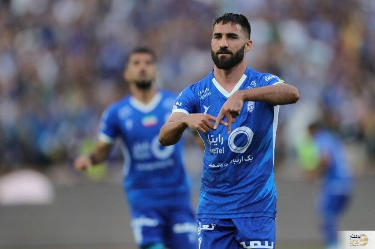 مهرداد محمدی مهاجم استقلال در بازی با پرسپولیس