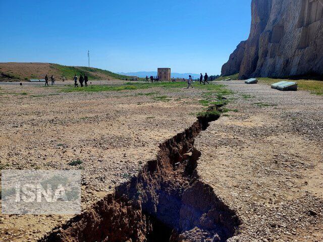 فرونشست‌ زمین در فاصله ۱۰ متری نقش‌ رستم