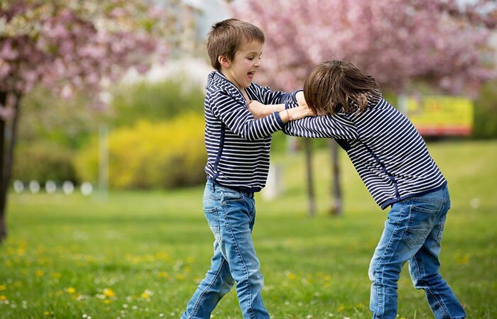 با دعوای خواهر و برادری چه باید کرد؟