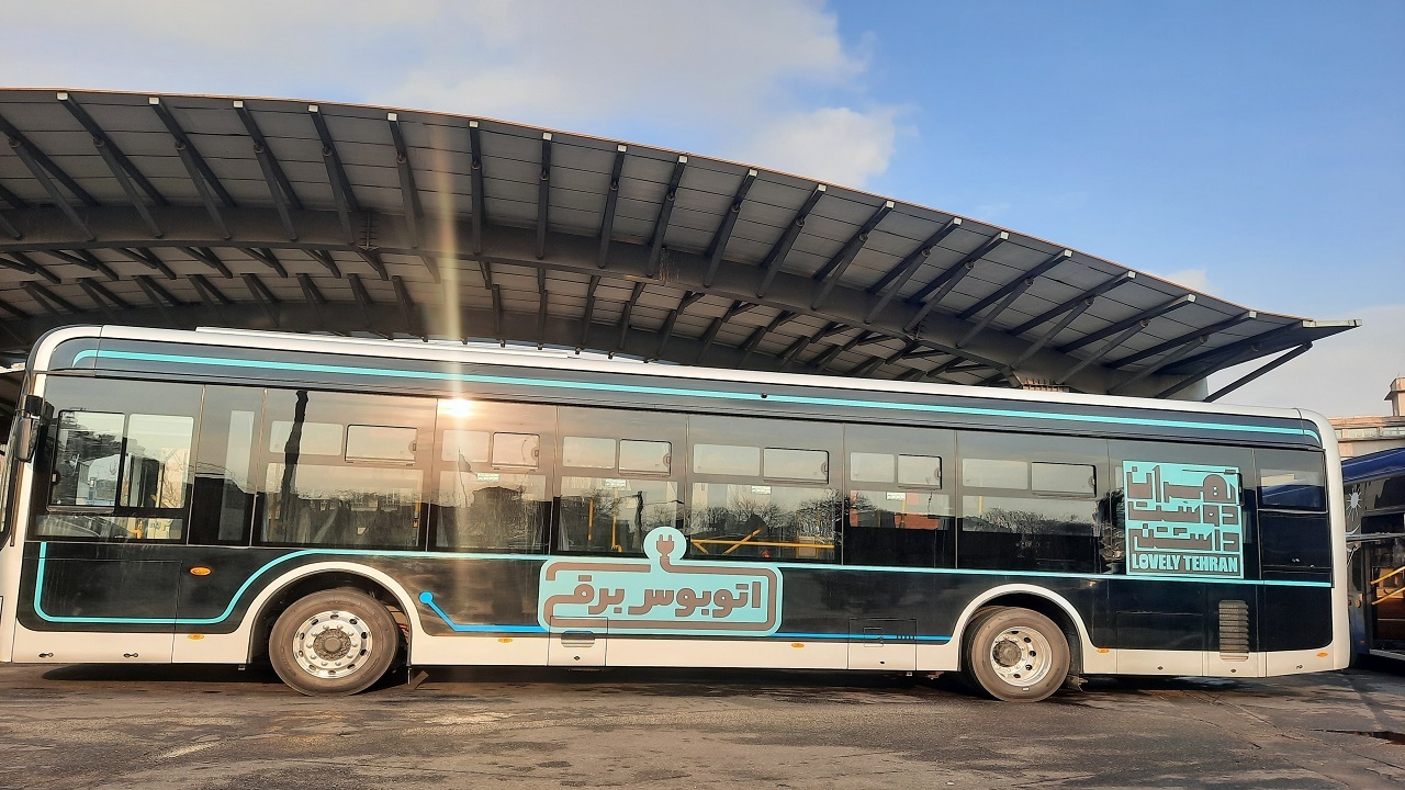 کشتی حامل ۵۰ اتوبوس برقی به بندرعباس رسید