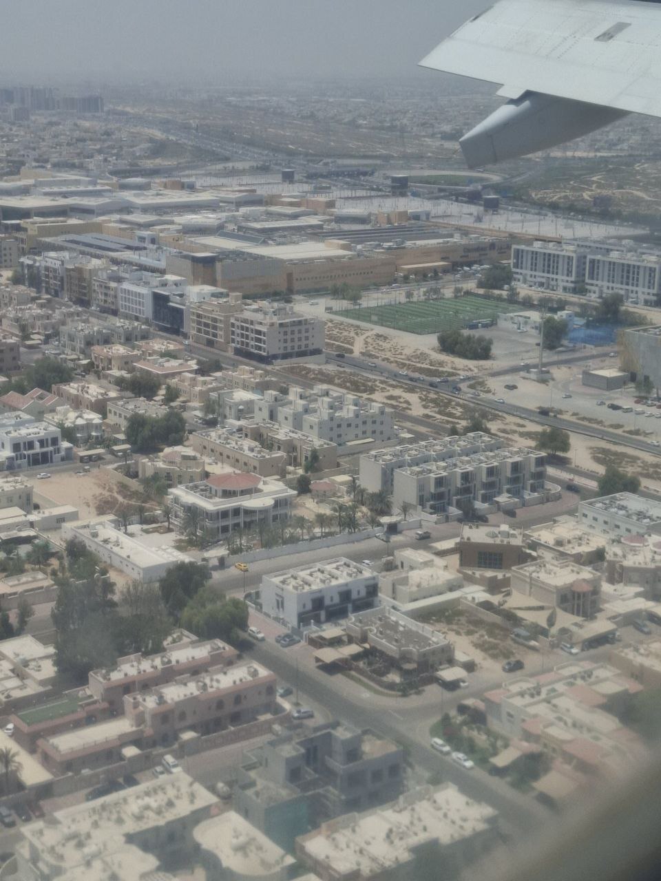 همسر سفیر ایران درباره فرودگاه دبی : فرسوده است (+عکس)