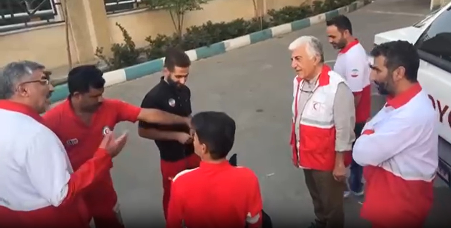 حضور رضا کیانیان در جمع امدادگران هلال احمر (+عکس)