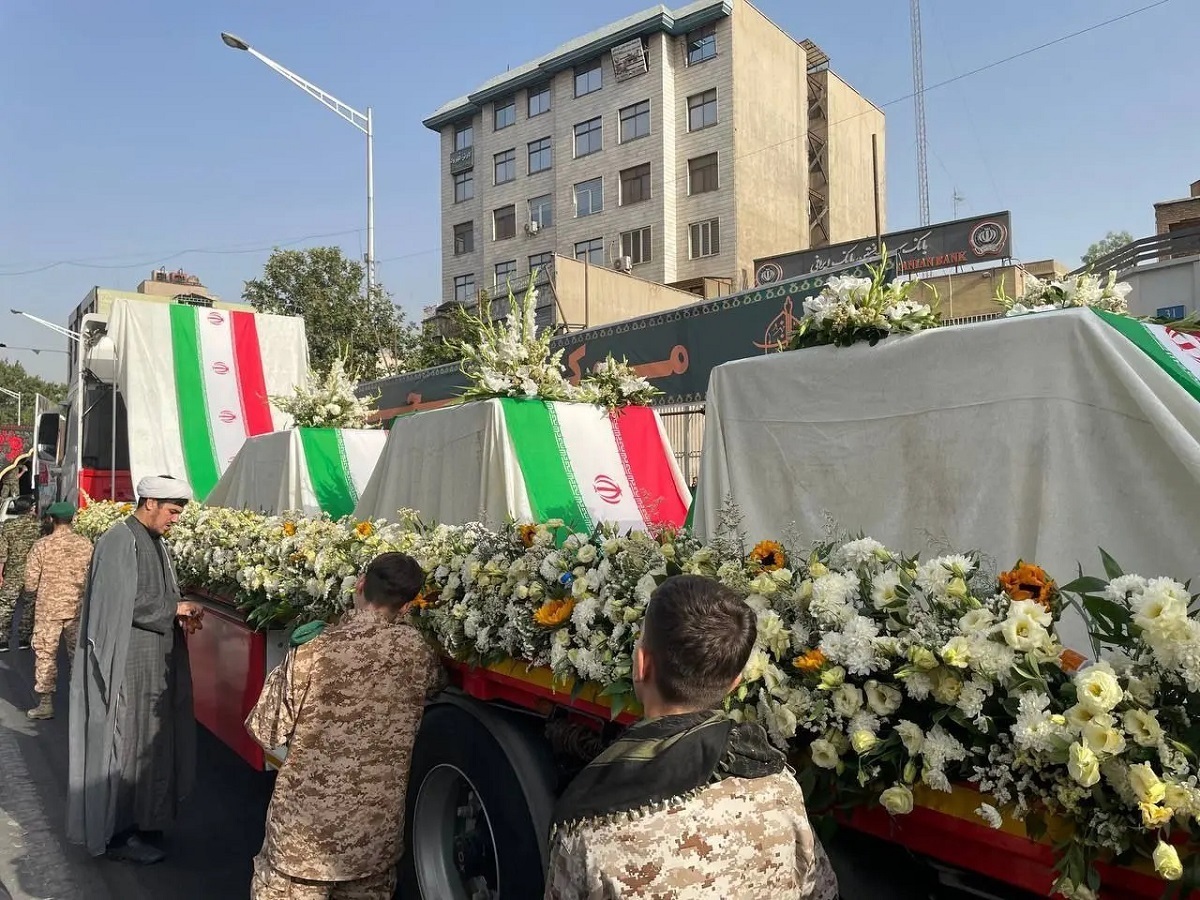 حضور رئیس جمهور در جمع حاضرین مراسم تشییع پیکر شهدای اقتدار (فیلم)