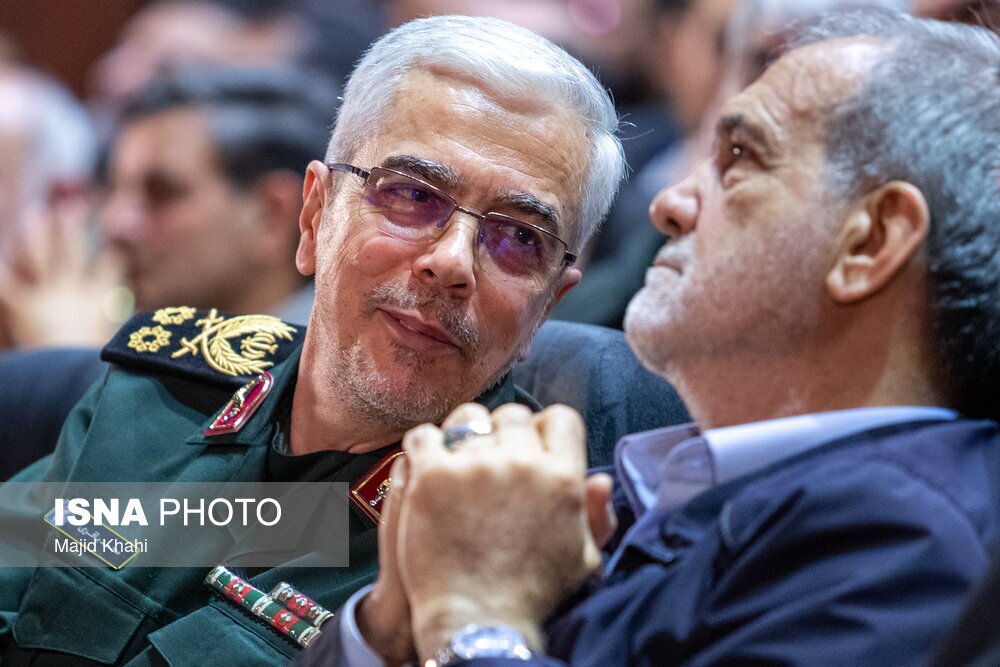 عکس/ سرداران شهید حاجی زاده و باقری در کنار پزشکیان