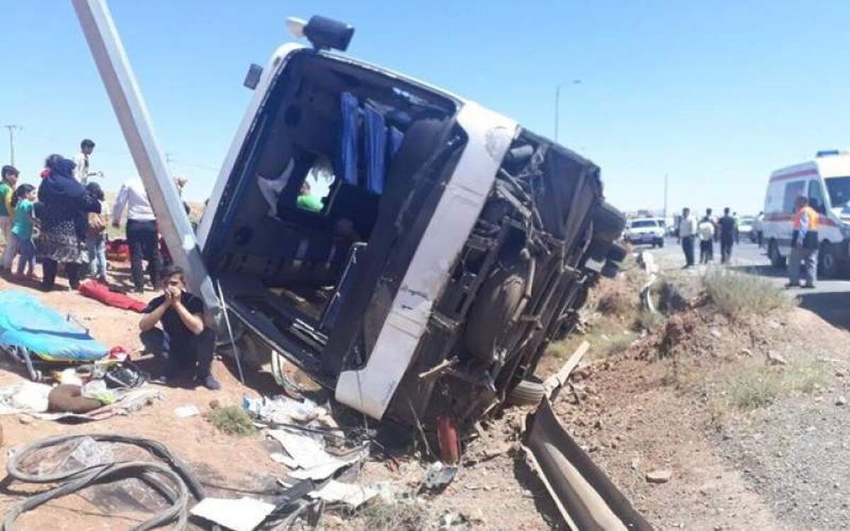 تعداد فوتیهای واژگونی اتوبوس در فارس به ۱۵ نفر رسید