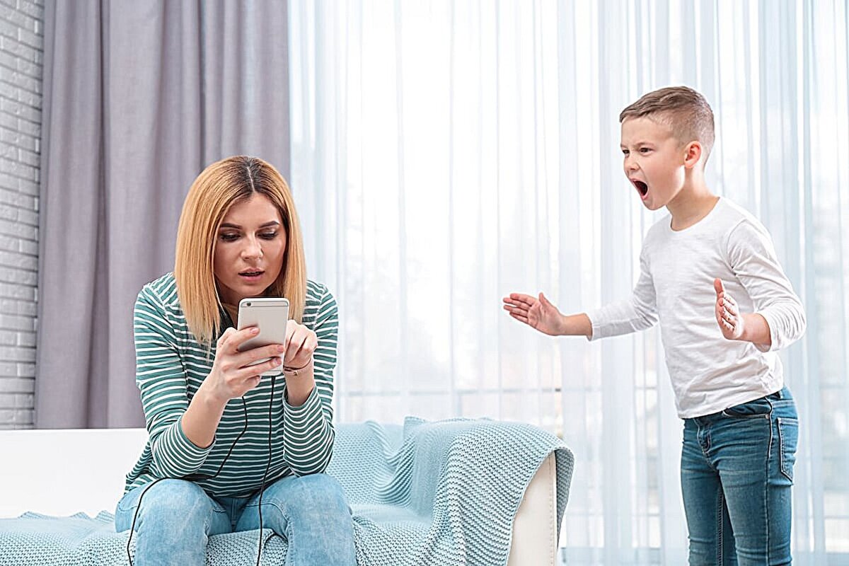 تاثیر استفاده بیش از حد والدین از تلفن بر فرزندانشان