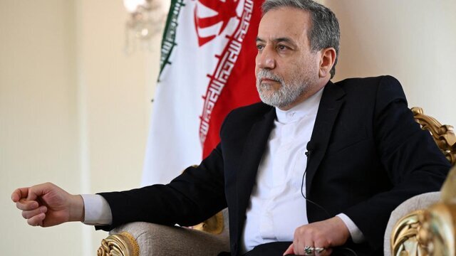 مجری آمریکایی خطاب به عراقچی: اگر این برنامه صلح‌آمیز است، چرا در عمق نیم‌مایلی زیر یک کوه مستقر شده است؟