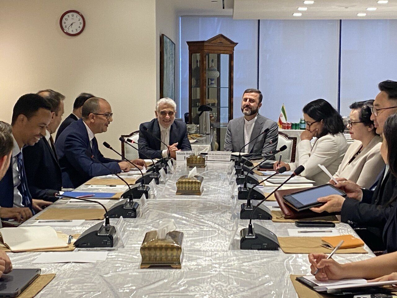 نشست‌های جداگانه غریب‌آبادی با سفرای چین و روسیه