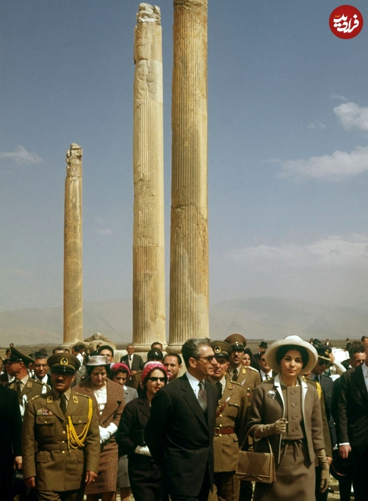 عکس/ استایل محمدرضا پهلوی و همسر سوم اش ۶۵ سال پیش در تخت جمشید