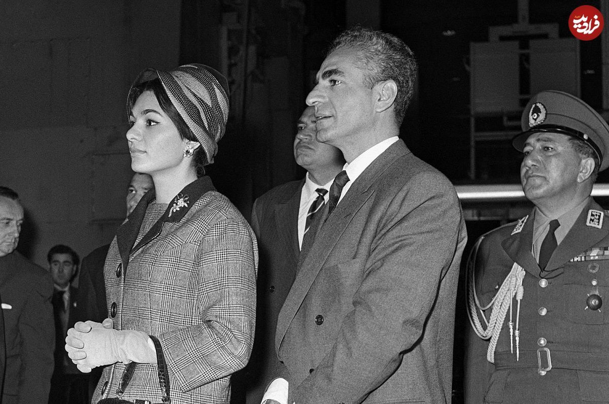 محمدرضا پهلوی و همسر سوم اش ۶۵ سال پیش در تخت جمشید + عکس