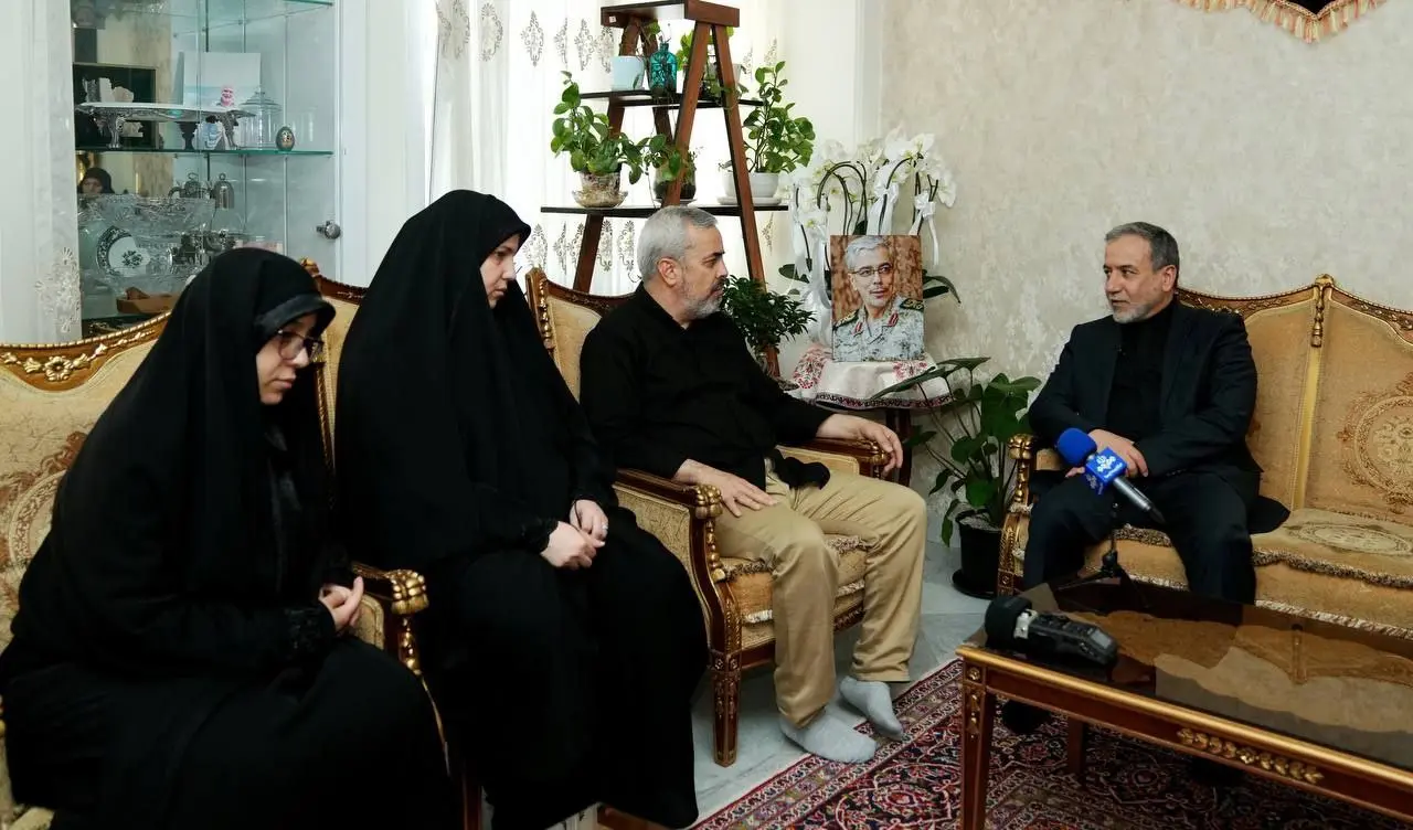 دیدار سید عباس عراقچی وزیر امور خارجه با خانواده سردار شهید باقری