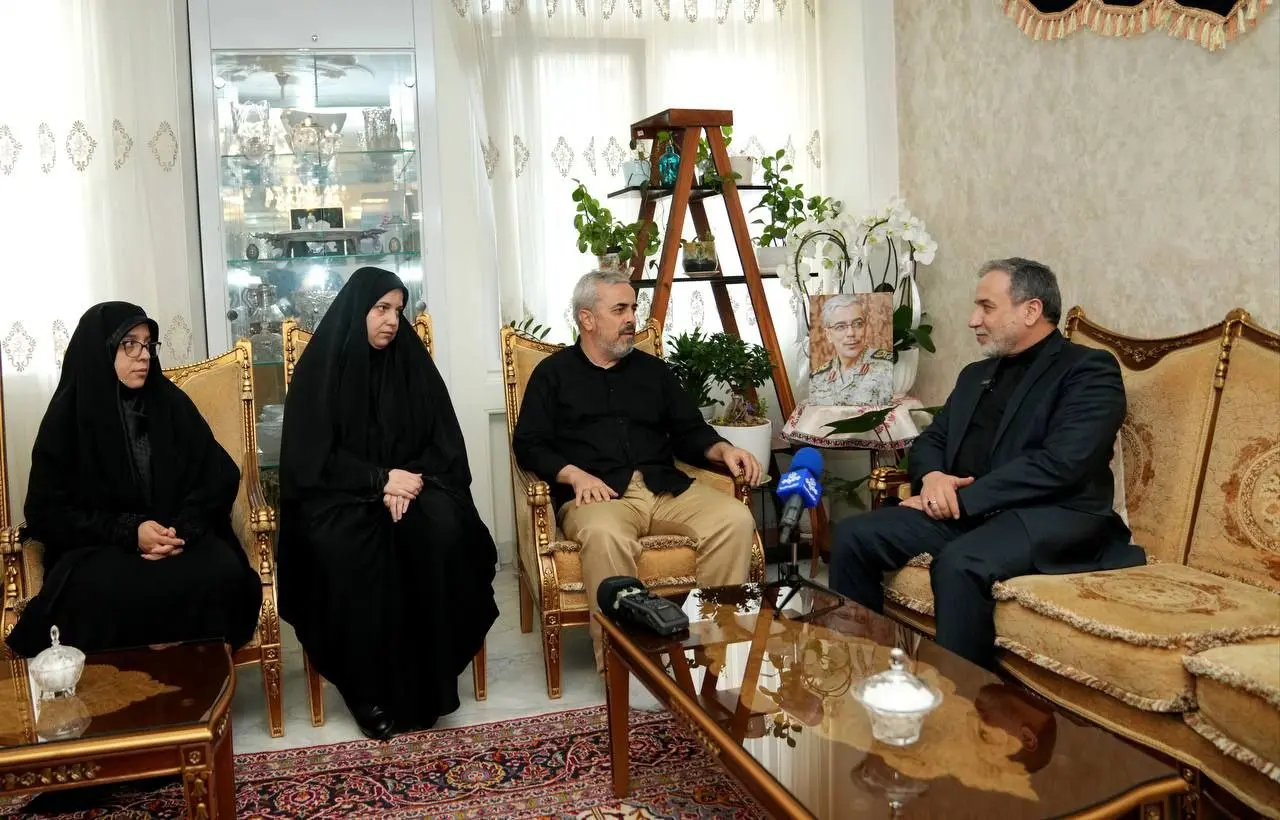 دیدار سید عباس عراقچی وزیر امور خارجه با خانواده سردار شهید باقری