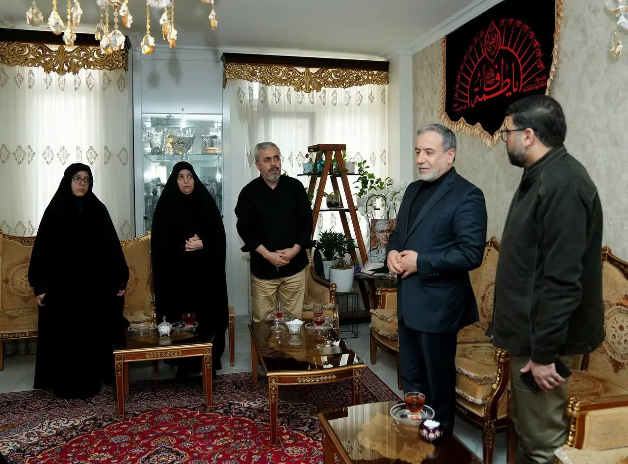 دیدار سید عباس عراقچی وزیر امور خارجه با خانواده سردار شهید باقری
