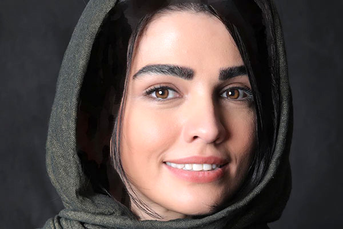 تیپ شیک و مجلسی بازیگر وضعیت سفید در یک مهمانی