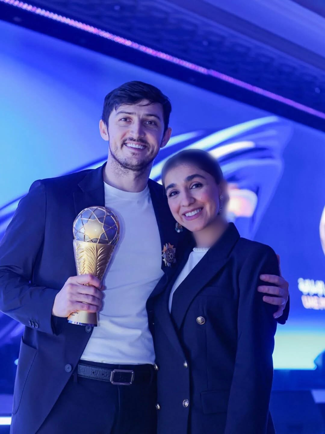 سردار آزمون در کنار همسرش آناهیتا پس از دریافت جایزه بهترین بازیکن (عکس)