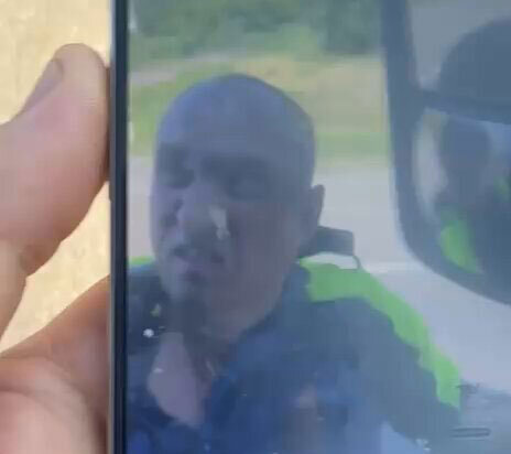 راننده تریلی این طوری از خجالت افسر پلیس درآمد + ویدیو