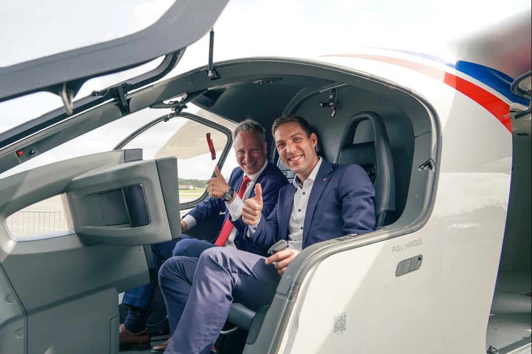 اولین هواپیمای برقی تحویل مشتری شد