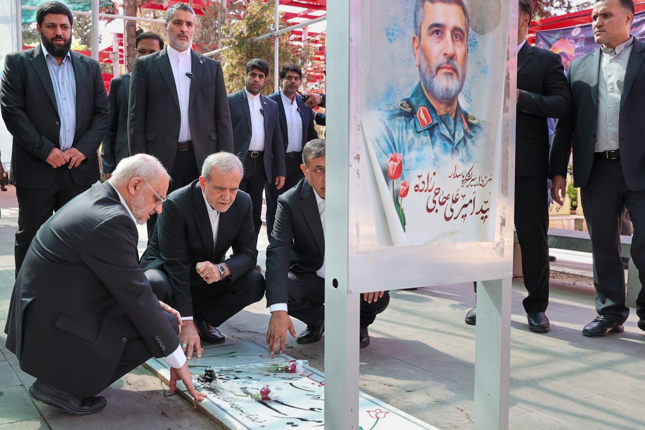 تصویری از حضور پزشکیان بر مزار فرمانده شهید هوافضای سپاه