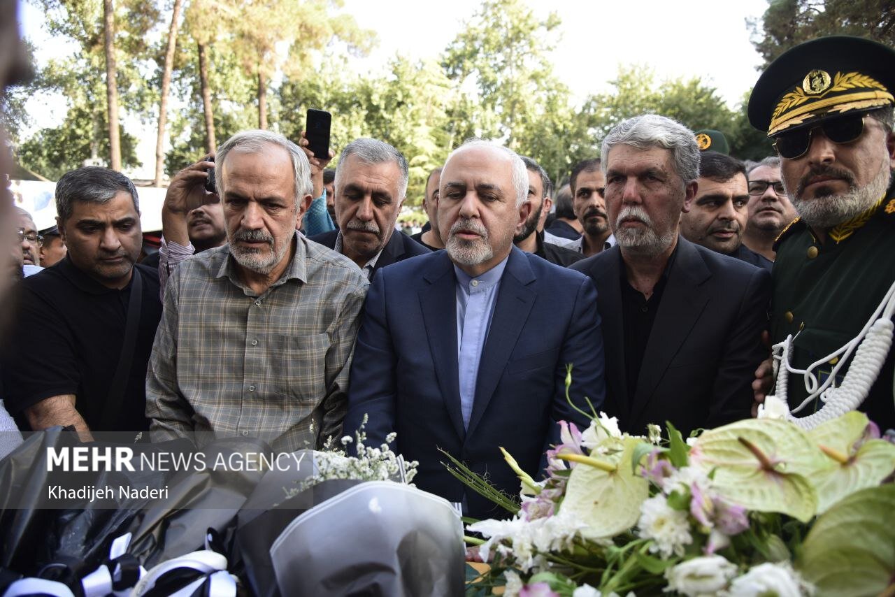 حضور محمدجواد ظریف در مراسم درگذشت استاد فرشچیان+ عکس