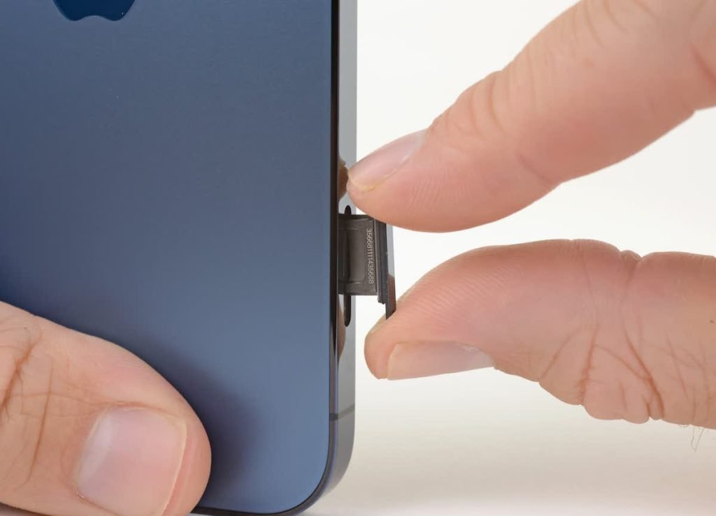 سیم‌کارت الکترونیکی یا eSIM چیست و چه مزایا و معایبی دارد؟