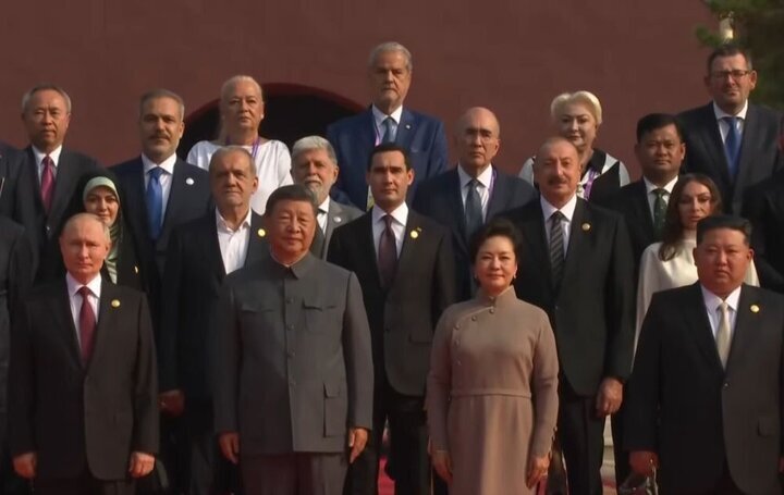 عکسی جالب از پزشکیان به همراه دخترش در کنار شی و پوتین ؛ مراسم رژه چین