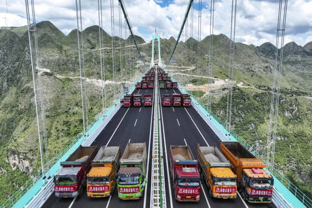 عبور همزمان ۹۶ کامیون برای آزمایش مرتفع‌ترین پل جهان در چین
