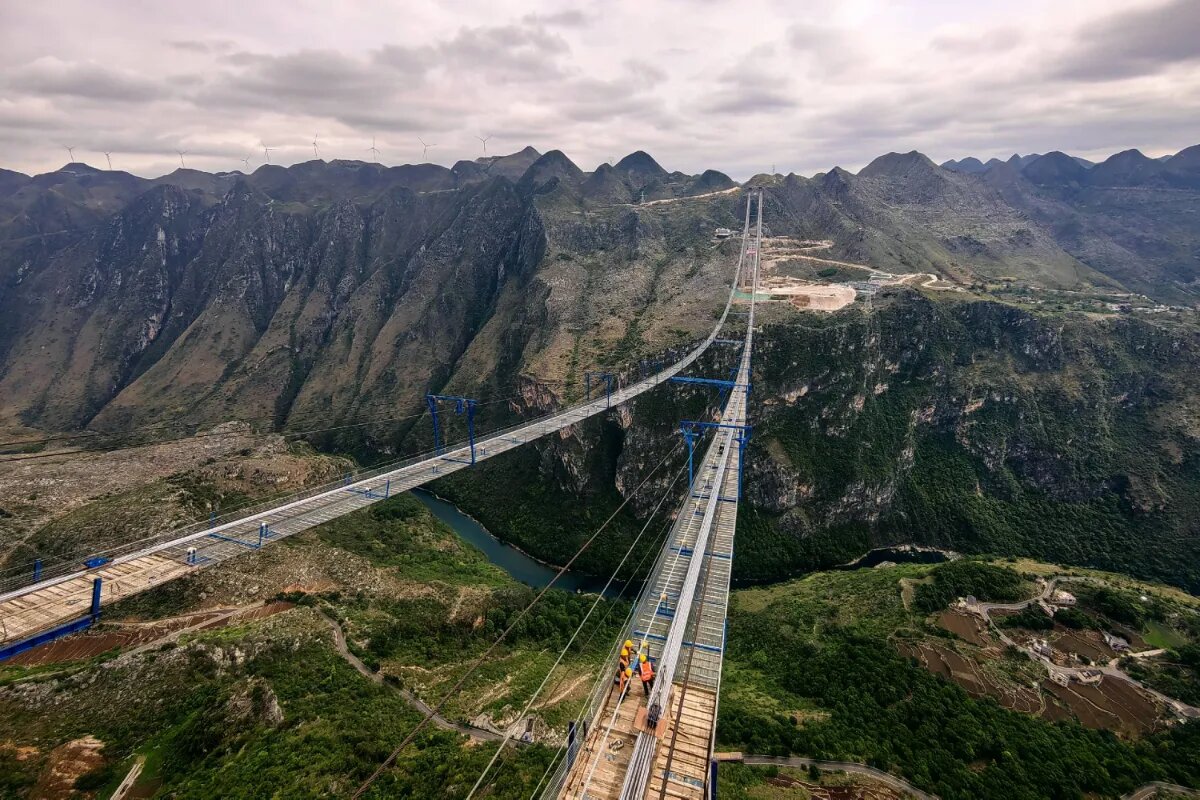 عبور همزمان ۹۶ کامیون برای آزمایش مرتفع‌ترین پل جهان در چین