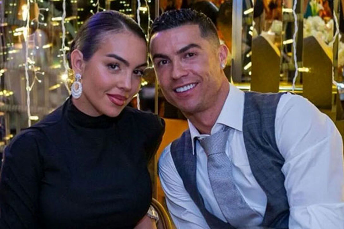 جورجینا با روسری و مانتو در هفته مُد ریاض