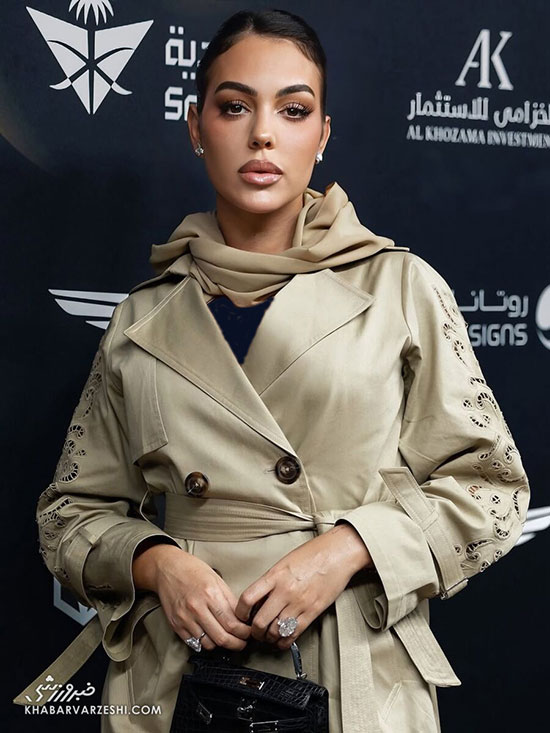 جورجینا با روسری و مانتو در هفته مُد ریاض