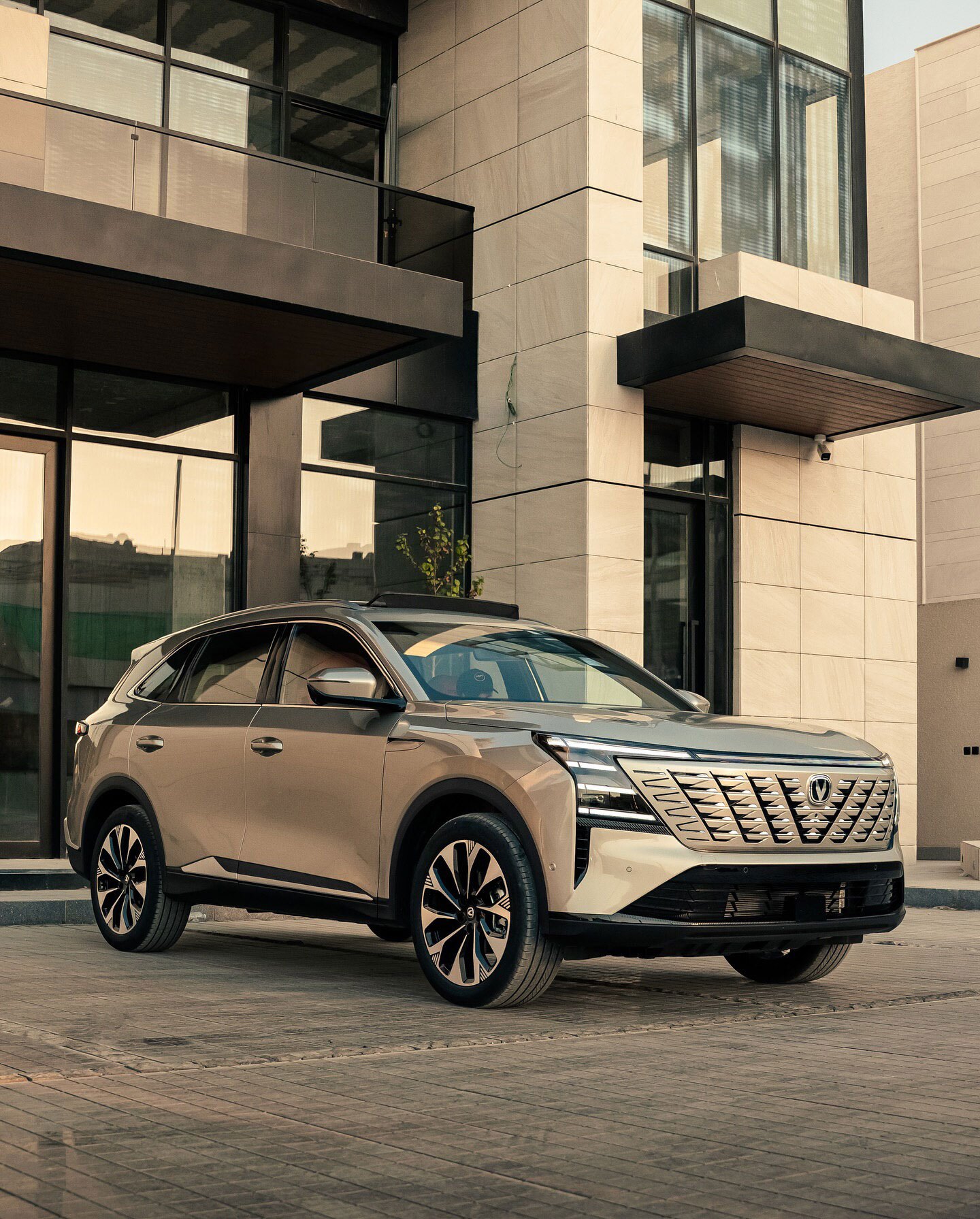 نمای خارجی شاسیبلند چانگان CS75 پلاس با موتور ۲.۰ لیتری توربو و گیربکس ۸ سرعته اتوماتیک، محصول جدید چینی چانگان CS75 پلاس با ۳ نمایشگر و دوربین 540 درجه(+عکس و قیمت در بازار عربستان)