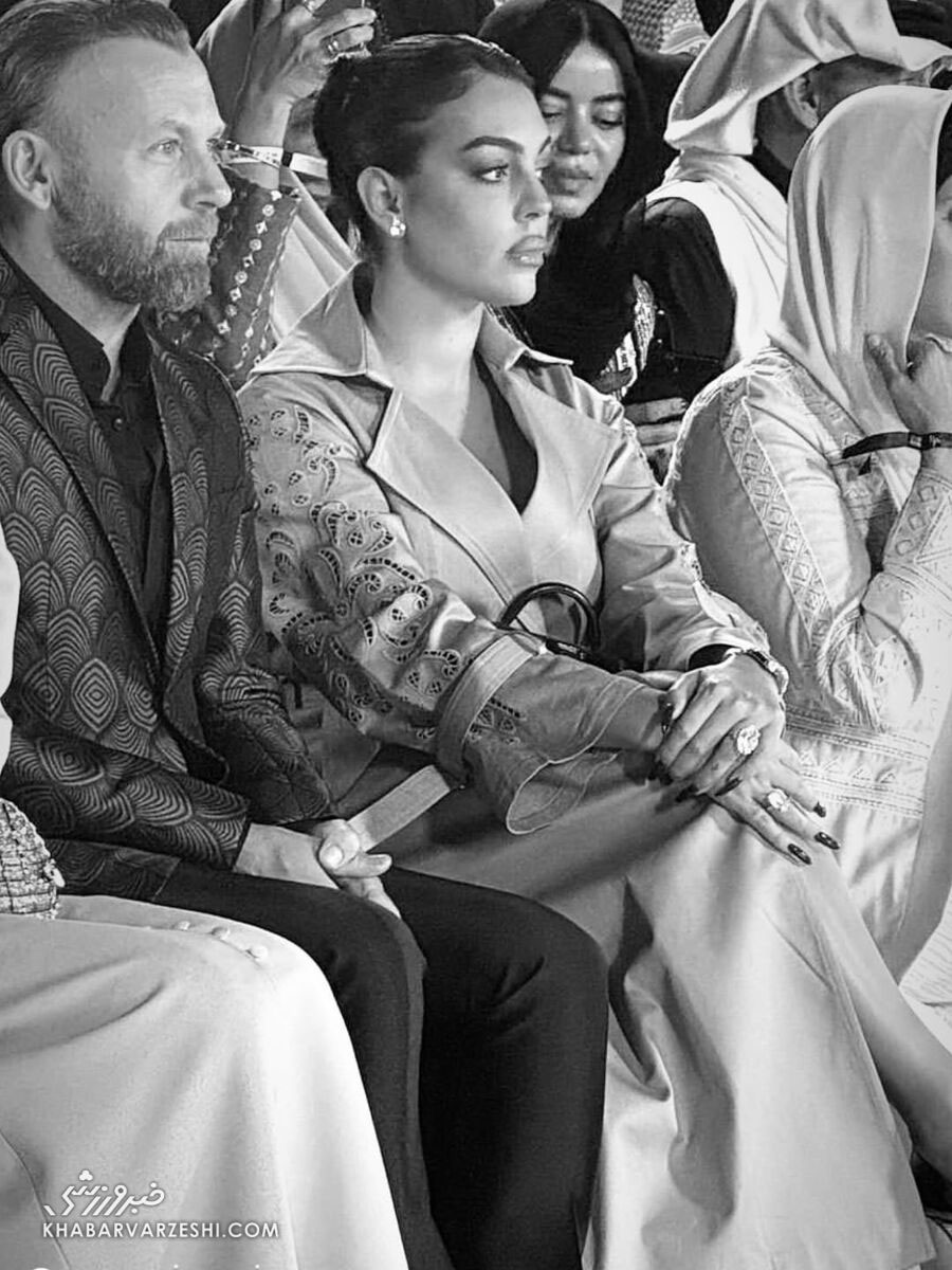 جورجینا با روسری و مانتو در هفته مُد ریاض