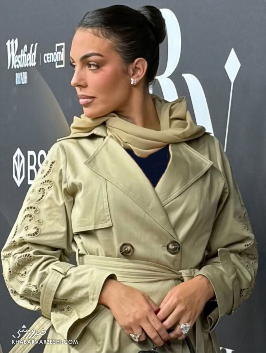 جورجینا با روسری و مانتو در هفته مُد ریاض