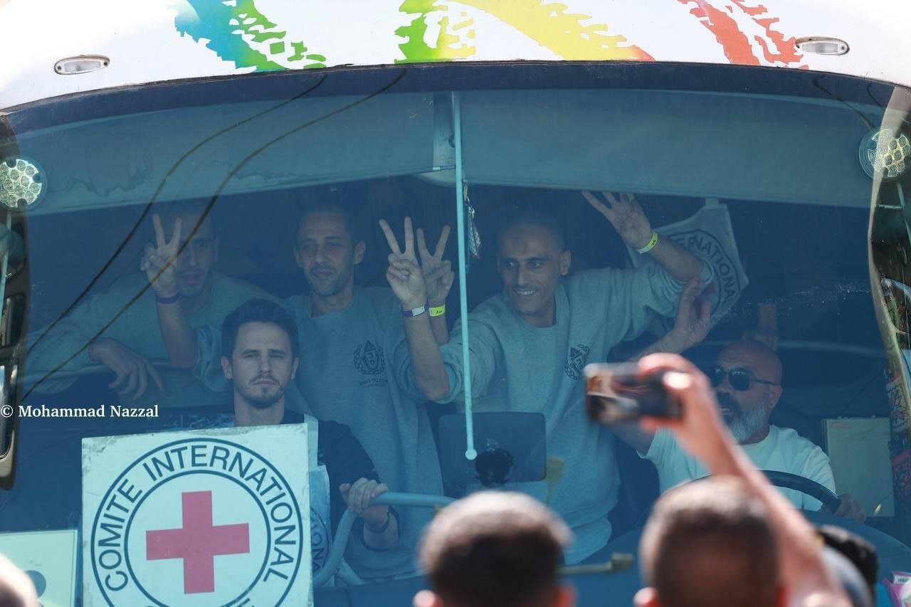 صدای سوت و فریاد شادی هنگام ورود اتوبوس اسرای فلسطینی + ویدیو