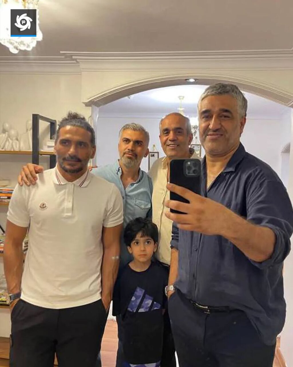 سلفی جدید پژمان جمشیدی در کنار جواد کاظمیان برای تماشای ال‌کلاسیکو + عکس