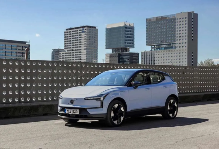 ولوو EX۳۰؛ ستاره جدید سوئدی در خیابانهای ایران