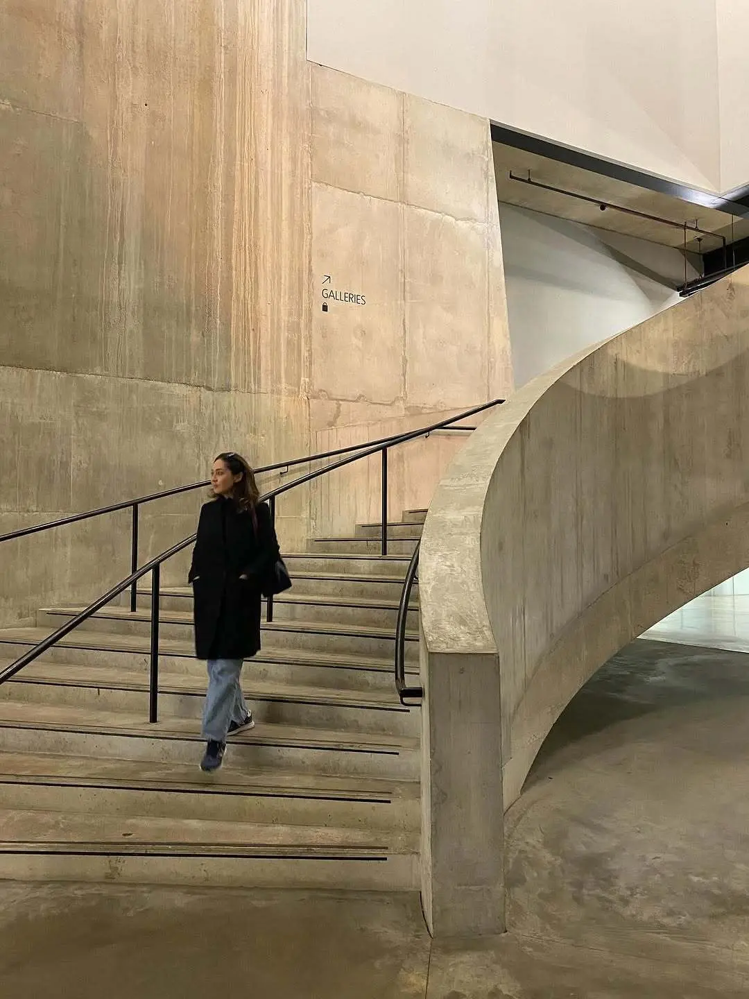 انتشار تصویری از استایل جدید نیکی کریمی در لندن‌ + عکس